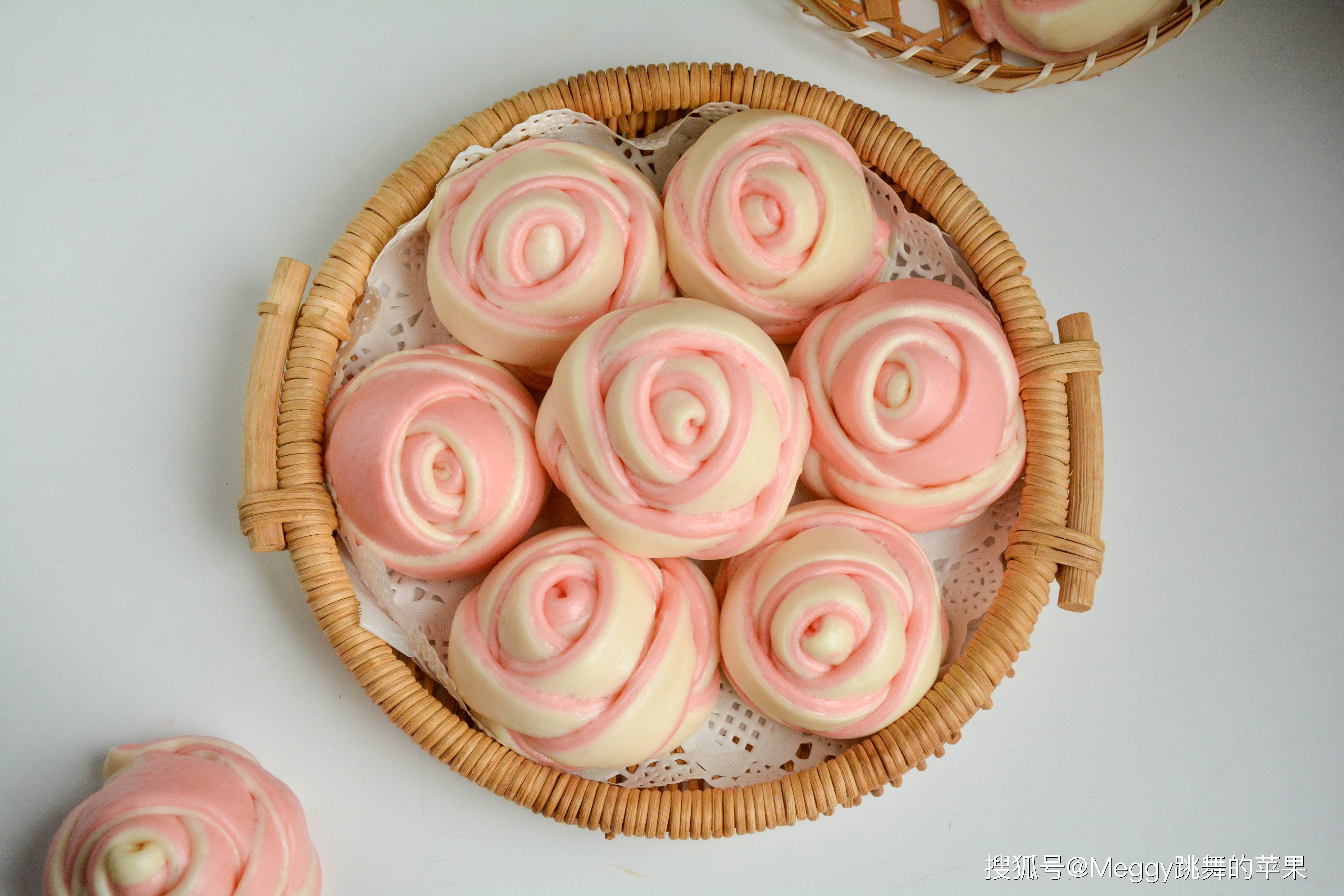 苹果卷的做法家庭版:情人节来点实惠的，2款玫瑰花馒头，一次发酵暄软好吃，甜滋滋