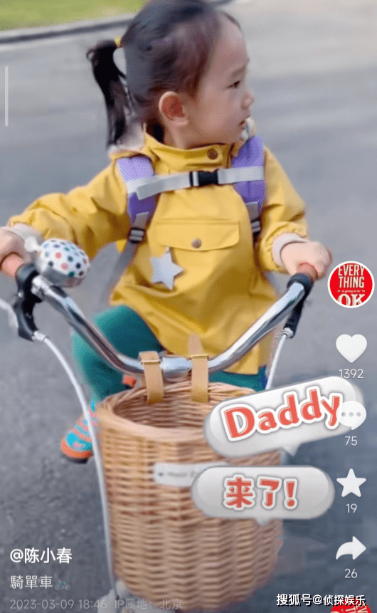 装扮少女苹果版英文:陈小春骑单车陪儿子玩耍，小小春玩滑板超帅气，弟弟扎马尾像女孩