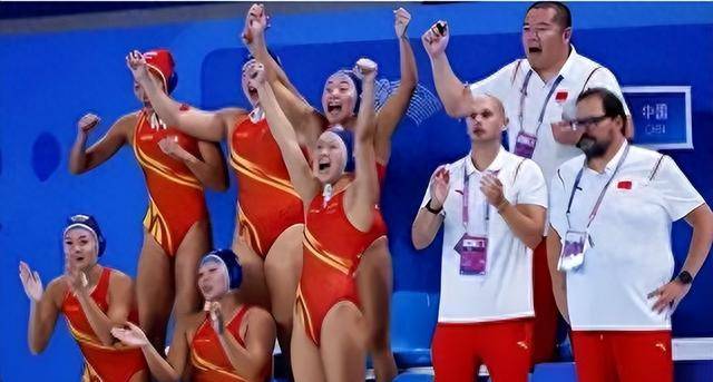 霸气！中国水球女队夺金后，直接掀翻日本队球门，并将教练扔水里